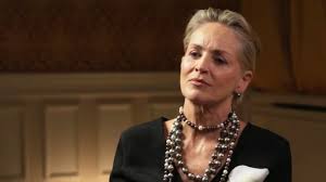 Sharon Stone: "Me lo tatuaría en el interior de los párpados", el mensaje de la actriz para su yo más joven que la hizo llorar en una entrevista con la BBC -