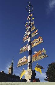 Maibaum Viktualienmarkt Alter Peter Munchen Bayern Deutschland In 2020 Bilder Maibaum Bilder Kaufen