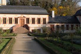 Jahrhundert angelegt und vereint dekorative blumenrabatten mit gemüsebeeten und obstbäumchen. Prinz Georg Garten Darmstadt Photo Auge