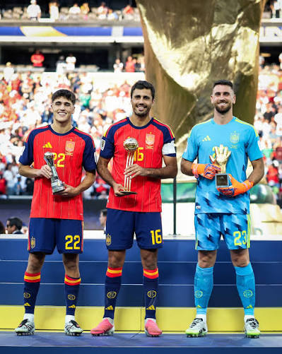 Clean sweep for Spain 🧹🇪🇸 Golden Ball: Rodri Golden Glove: Unai Simón  Best Young Player: Pau Cubarsí