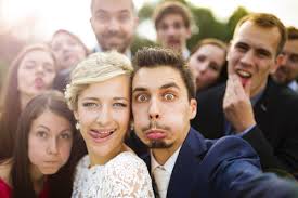 Reden zur hochzeit gelingen am besten nach der vorspeise, wenn das publikum nicht mehr ganz so hungrig ist. 10 Redebausteine Die Deine Hochzeitsrede Locker Und Lustig Machen