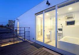 ガラス張りの開放的な浴室 トイレ 浴室 ガラス張り 建築家 デザイン