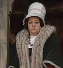 Když pak elčin otec během jedné ze svých obchodních cest nečekaně umírá, je elka vydána napospas své kruté a žárlivé nevlastní rodině. Macecha It Popelka