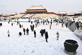 Beijing embraced its first citywide snowfall of 2026 as a cold wave swept  across north China. On Jan 18, as the Forbidden City was blanketed in  white, tourists flocked to the imperial