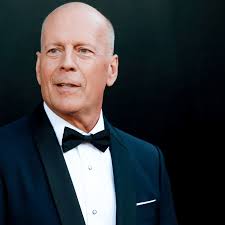 Bruce Willis parece não reconhecer a mãe e apresenta comportamento  agressivo, diz familiar
