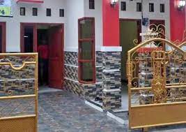 Teras besar terbuka ini berukuran seluas 29.800 meter persegi, berupa pelataran berlapis tegel keramik berwarna merah bata yang disusun sesuai shaff salat, terletak di sisi dan belakang gedung utama. 12 Desain Eksterior Tiang Teras Rumah Minimalis Rumah Minimalis