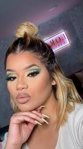 Quería salir de lo sencillo y hacer un look más atrevido 💚, Hacer estos  estilos de maquillaje en los ojos ayuda mucho con la destreza en las manos.  , Me gusta mucho hacerme colores y hacerlo a mi ...