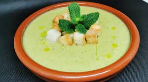 6 căpățâni de usturoi, 1 cartof mare, 1/4 rădăcină de țelină, 1 ceapă mare, sare, piper alb măcinat, cimbrișor uscat, câteva roșii deshidratate, pentru servit, 1 lingură ulei, de la roșiile deshidratate, 1 l apă. Supa Crema De Broccoli Absolut Delicioasa Crema De Brocoli Receta Facil Youtube