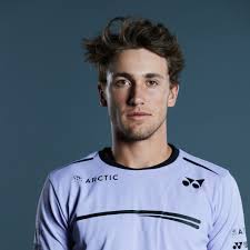 Since ruud towers exactly at 6 feet, maria must be a bit below the mentioned height measurement. Casper Ruud Hamburg European Open 2021