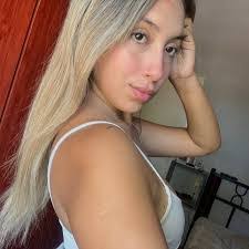 Bee Clarke's Instagram, Twitter & Facebook