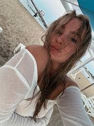 Elena Li's Instagram, Twitter & Facebook