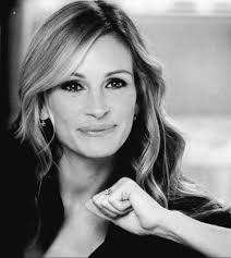 Ella era mucha mujer, una mujer sin adornos, demasiado divertida para los  serios, demasiado fuerte para los flojos, era demasiado dulce para tanto  patán y demasiado hembra para tanto baboso, complicada para