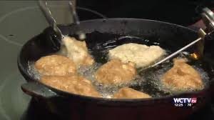 Place 6 empty mugs in the pan and add your desired amount of food coloring to each mug. 00qnykg7upentm