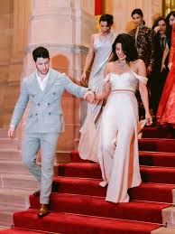 She made her debut with the 2002 tamil film, thamizhan. Best Dressed 2018 Hochzeiten Porter