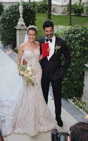 Geçtiğimiz ay burak özçivit ile evlenen fahriye evcen'in düğünde giydiği gelinlik günlerce konuşulmuştu. Fahriye Evcen Gelinlik Modeliyle Buyuledi Fahriye Evcen In Gelinligi Hakkinda Detaylar Yasam Guncel Haberler