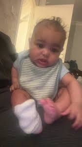 Niño Enojado Porque No Se Puede Quitar Los Calcetines