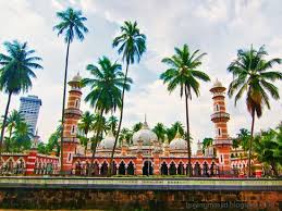 Ada beraneka burung di sini kunjungilah masjid jamek, anda dapat bersembahyang di sana. Rindu Masjid Masjid Jami Kuala Lumpur Malaysia