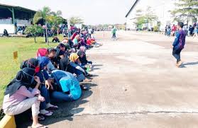 Tidak puas dengan istri, anak jadi korban kebrutalan ayahnya | harta tahta wanita. Buruh Pabrik Garmen Di Majalengka Mogok Kerja Tuntut Gaji Dan Thr Radarcirebon Com