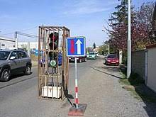 Per permettere i lavori di scavo e posa in opera delle tubazioni necessarie per il prolungamento di una condotta interrata lungo la rete idrica cittadina, l'amministrazione comunale e la polizia locale hanno istituito una modifica nella. Senso Unico Alternato Wikipedia