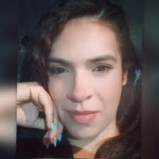 Buen día! La tostada francesa, o "French Toast" consiste en una rodaja de  pan lactal o brioche embebida en una mezcla de huevo y leche que luego se  dora en una sartén