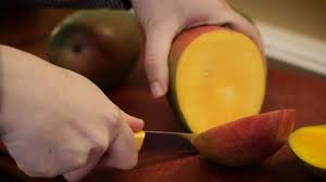 Nehmen sie dazu eine reife mango und spülen sie sie unter kaltem wasser ab, um sie gründlich zu. Eine Mango Aufschneiden 14 Schritte Mit Bildern Wikihow