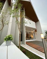 Rumah tingkat minimalis ternyata bisa tampil elegan namun tak berlebihan dengan menggunakan fasad berwarna hitam. Desain Balkon Rumah Tingkat Radea