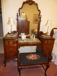 Found On Estatesales Net Antique Vanity Dressing Table And Bench Matching Full Size Bed And Dresser Antique Vanity Unique Furniture Vintage Dressing Tables
