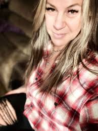 Emily Ar's Instagram, Twitter & Facebook