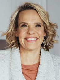 Heidi Robbins's Instagram, Twitter & Facebook