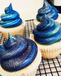 Cupcakes Cosmiques 10 Idees De Gateaux Galaxy Qui Promettent La Lune Elle A Table Gateau Galaxie Cupcake Facile Idee Gateau