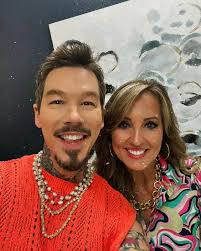 More about 'social perception' sign for singularity and plurality and my  final remark. There are 5 video sentence samples with my final remark  below.