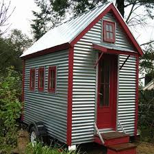 Micro Maison Avec Des Roues Rayee Verte Et Rouge Micro Maison Maison Portative Vivre Dans Une Tiny House