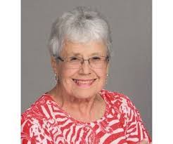 Lois Hart's Instagram, Twitter & Facebook