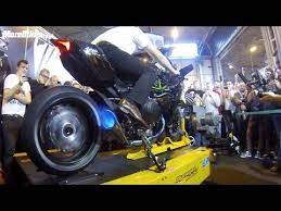 Best Video 326bhp Kawasaki Ninja H2r Spits Flames On Rolling Road Dyno Kawasaki Ninja Kawasaki Cool Gifs
