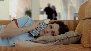 Amy minsky (melanie lynskey) isn't taking her recent divorce too well. Interview Melanie Lynskey Shares Transition From Character Actress To Lead In Hello I Must Be Going