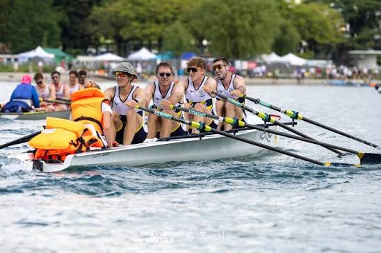 Équipage d'aviron sur le Lac d'Allier à Vichy