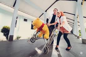 Maybe you would like to learn more about one of these? 30 Konsep Prewedding Outdoor Indoor Unik Casual Simple