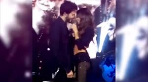El sábado a la noche, sebastian yatra debutó en el luna park en la ciudad de buenos aires. Sebastian Yatra Y Tini Stoessel Se Besan Sobre El Escenario Youtube