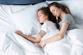 Sie (sg) / bleiben / im bett / bis 8. Zwei Lesben Umarmen Sich Wahrend Sie Im Bett Unter Einer Decke Schlafen Lizenzfreies Foto Und Stockbild