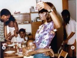 È diventata famosa la sua relazione con flavio briatore, con cui è stata dal 1998 al 2003. Naomi Campbell A Sanremo E La Mamma Sara Con Lei