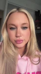 Jessica Pohl's Instagram, Twitter & Facebook