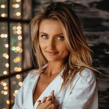 Chicken Tetrazzini Classic Creamy Chicken Tetrazzini Ingredients: 16 ounces  thin spaghetti, cooked 2 cups cooked chicken, about 1 pound 1/2 cup  unsalted butter, plus more for buttering pan 2 cans cream of