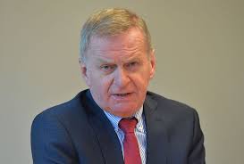 Chefarzt wirft aggressiven Patienten direkt vor der OP aus dem Krankenhaus 