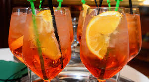 Its orange is unmistakable, a vibrant color that lights up your toasts and adds extra joy to the moment. Il New York Times Contro L Aperol Spritz Il Post