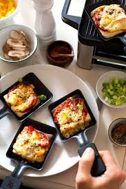 Raclette Pizza So Geht S Super Schnell Und Einfach Kochkarussell Kochkarussell Raclette Ideen Furs Pfannchen Pizza Zutaten