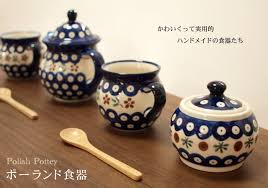 ポーランド食器と雑貨 暮らしのモノ ココロときめくにこだわっています。 職人さんたちが丹精こめてひとつひとつ作った温もりを感じるハンドメイドのポーリッシュポタリーで華やかな暮らしを。 ぽってり肉厚で電子レンジもオーブンも食洗機もokととっても丈夫で. ãƒãƒ¼ãƒ©ãƒ³ãƒ‰é£Ÿå™¨ ãƒãƒ¼ãƒªãƒƒã‚·ãƒ¥ãƒã‚¿ãƒªãƒ¼ ãƒãƒ³ãƒ‰ãƒ¡ã‚¤ãƒ‰é›'è²¨ã®ãŠåº— Nagamaru