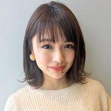 黒髪 ダークカラーのセミロング ミディアム ボブ 髪型別 ヘアカタログ ヘアスタイルまとめ マキアオンライン maquia online 2021 ヘアスタイリング ミディアムボブ ヘアスタイルのアイデア
