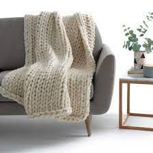 Entre los muchos plaids que ponemos a tu disposición puedes escoger modelos que se ofertan en distintos tamaños y colores, como el plaid. Plaid En Tricot Lapland Ecru La Redoute Interieurs La Redoute Tricot Grosse Maille Tricot Xxl Grosse Maille