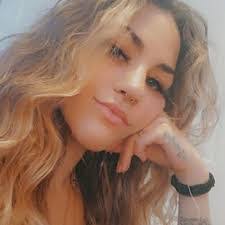 Elizabeth Wrobel's Instagram, Twitter & Facebook