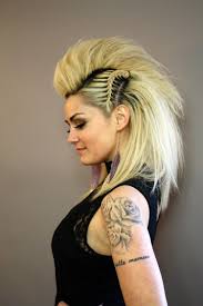 faux hawk punk frisur geflochtene seiten deckhaar volumen hairstyles frisur volumen mohawk frisur lange haare stylen
